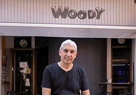 Javier Pascual, dueño del bar Woody, que se jubila después de 43 años.