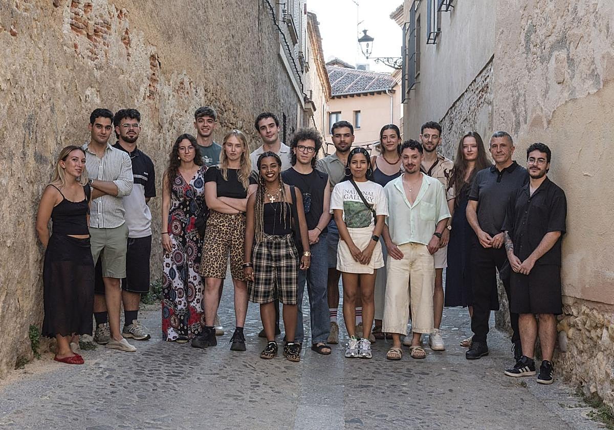 Los jóvenes pintores posan en la calle María Zambrano de Segovia antes de la inauguración.