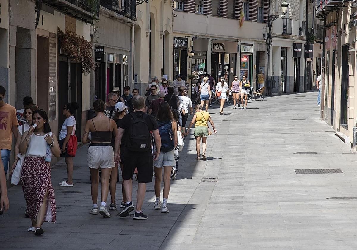 Los viandantes caminan por el lado de la sombra en la Calle Real. Hacerlo por el del sol es imposible.