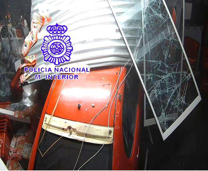 Estado en el que quedó el vehículo tras empotrarlo contra el centro Media Markt.