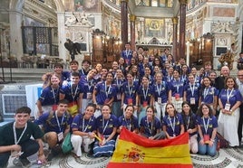 Grupo de jóvenes palentinos que se desplazó a Roma para vivir el primer Jubileo del nuevo Papa.