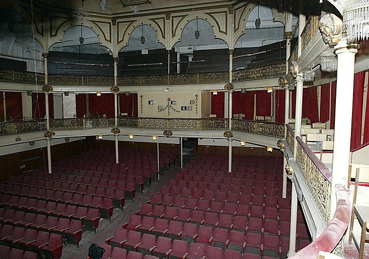 Estado del interior del Teatro Zorrilla en 2005 con su patio de butacas, palcos y gradería.
