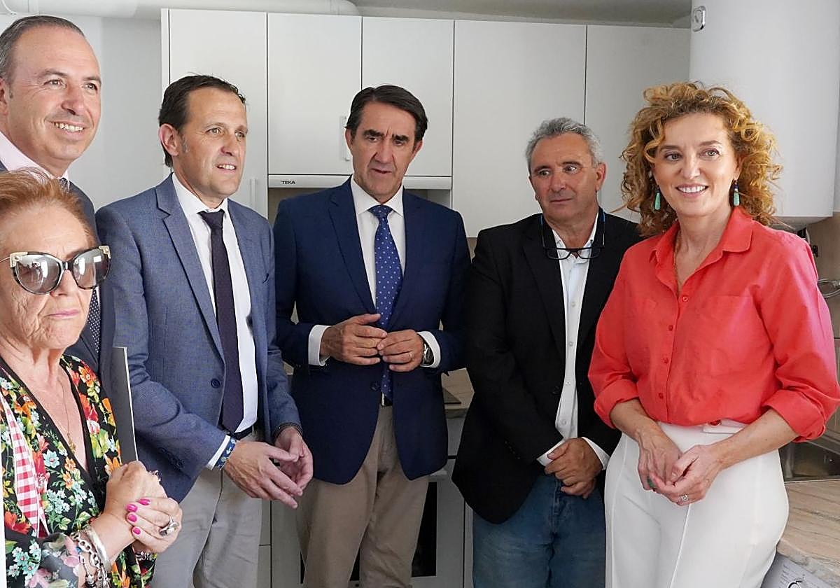 El consejero de Medio Ambiente y el de la Diputación de Valladolid firman en Santervás el protocolo de rehabitare en la provincia.