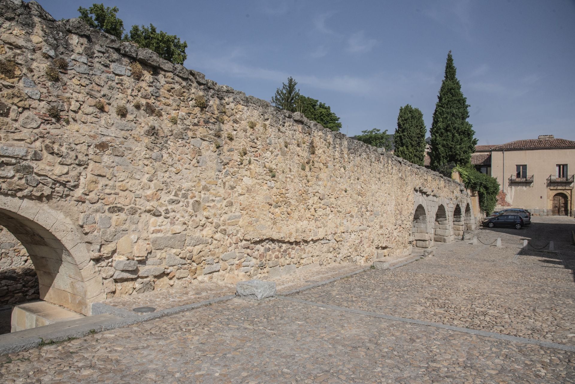 Muro del Acueducto al que pertenece la roca que se intentó subastar.
