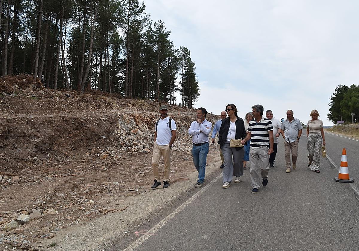 La presidenta de la Diputación, en la visita a las obras del carril bici en Aguilar.