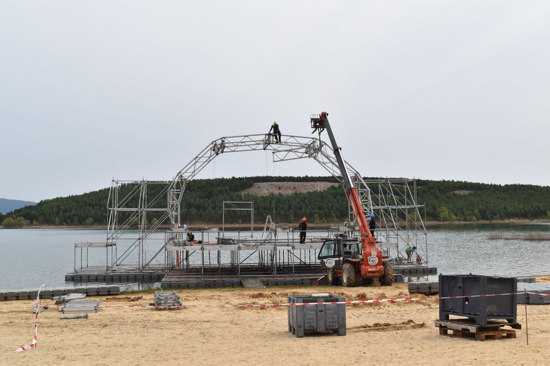 Un escenario flotante único en la &#039;playa&#039; de Aguilar
