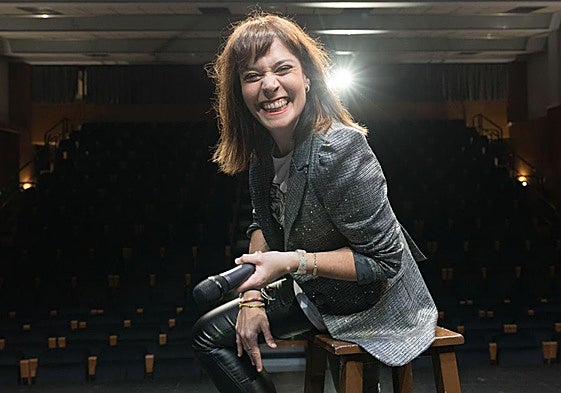 Aroa Arrozpe, sobre un escenario.