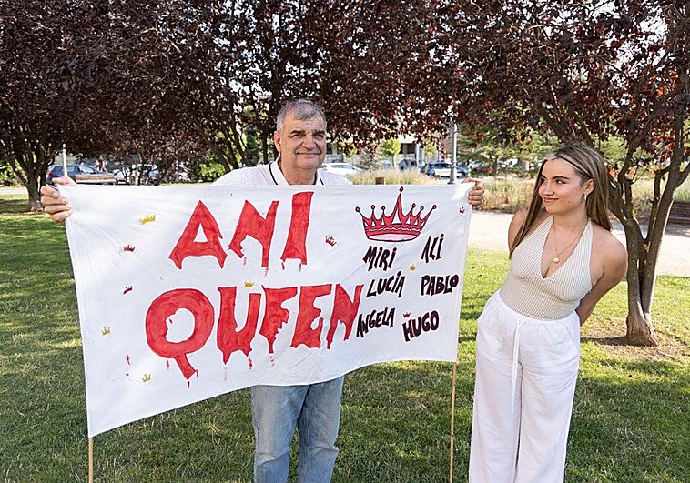 Ani Queen y su padre, Javier Domínguez, junto a la pancarta que le ha hecho viral.