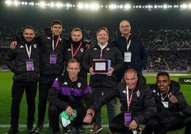 Antonio Blanco (con el premio a mejor groundsman del año) junto a su equipo.