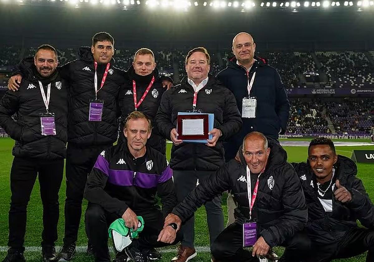 Antonio Blanco (con el premio a mejor groundsman del año) junto a su equipo.