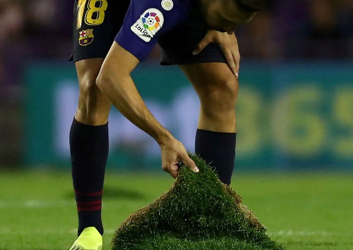 Imagen secundaria 1 - El estado del césped del José Zorrilla en el partido ante el FC Barcelona en 2018.
