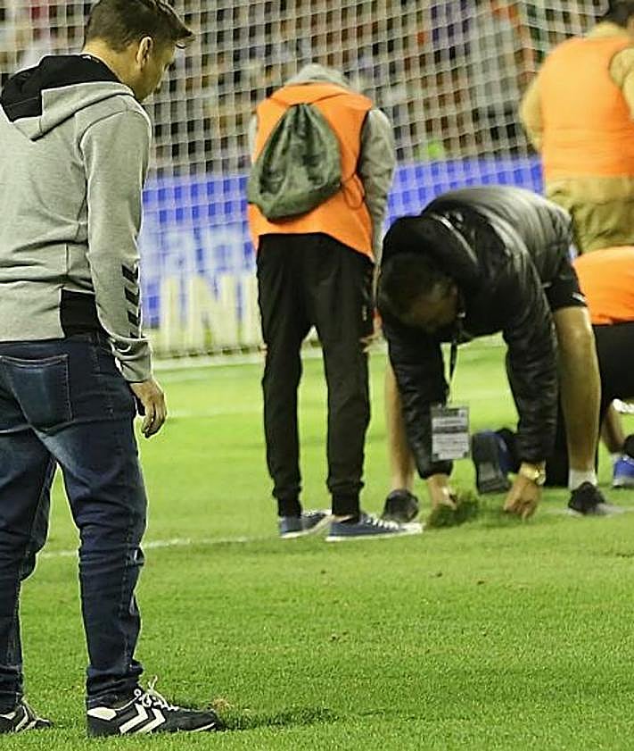 Imagen secundaria 2 - El estado del césped del José Zorrilla en el partido ante el FC Barcelona en 2018.