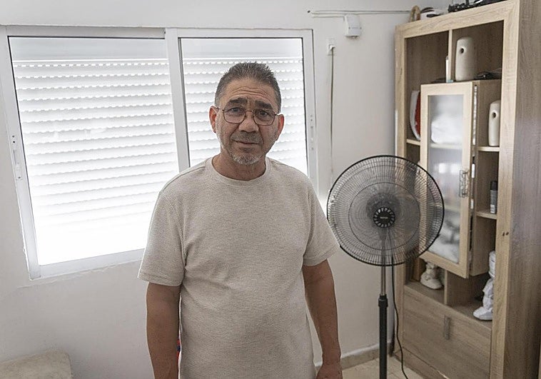 Juan Escapa combate la ola de calor al lado del ventilador.