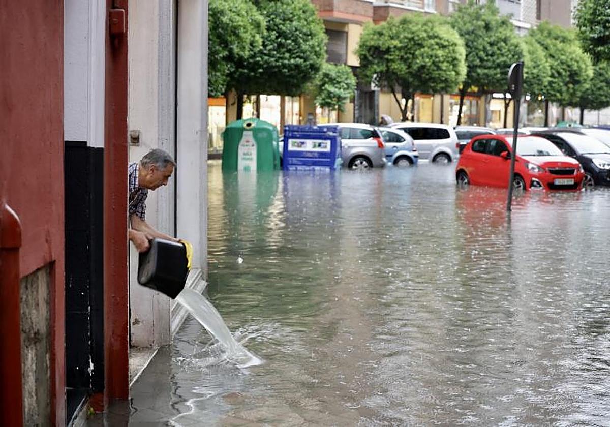 Un hombre achica agua en la calle Esgueva de Valladolid, anegada el pasado 3 de junio.