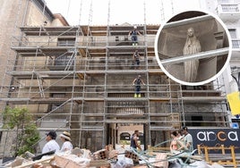 Instalación del andamiaje en la portada de acceso a Las Francesas desde la calle Santiago.