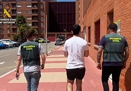 La Guardia Civil, con uno de los detenidos.
