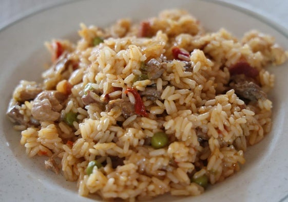 Primer plato del menú de El Barrio, paella de carne.