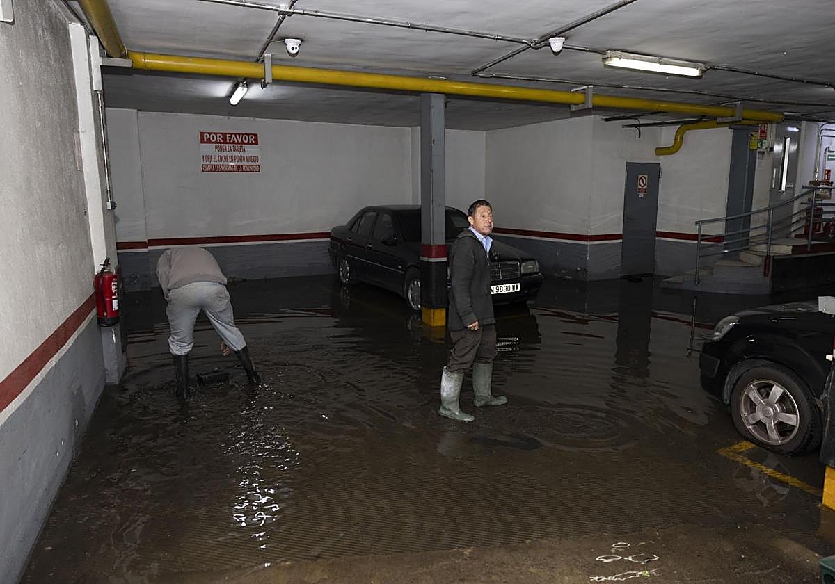 Trabajos de achique de agua en un garaje de la calle Panaderos.