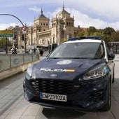 Coche de la Policía Nacional en el centro de Valladolid, en imagen de archivo.