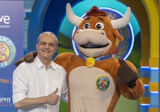 Ramón García, con la mascota del 'Grand Prix'.