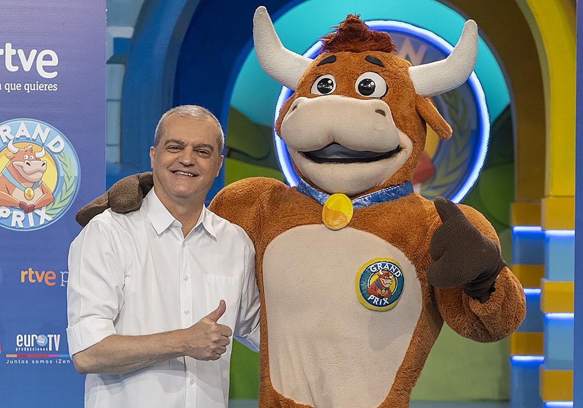 Ramón García, con la mascota del 'Grand Prix'.