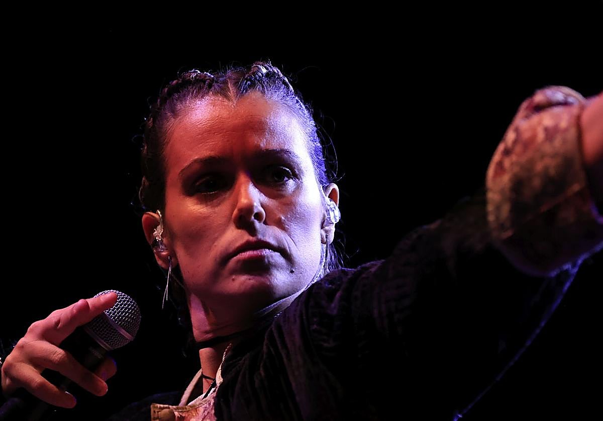 Isabel Aaiún, durante uno de los conciertos de su gira.