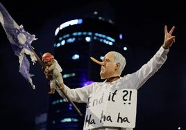 Manifestante disfrazado de Netanyahu durante una protesta en Tel Aviv.