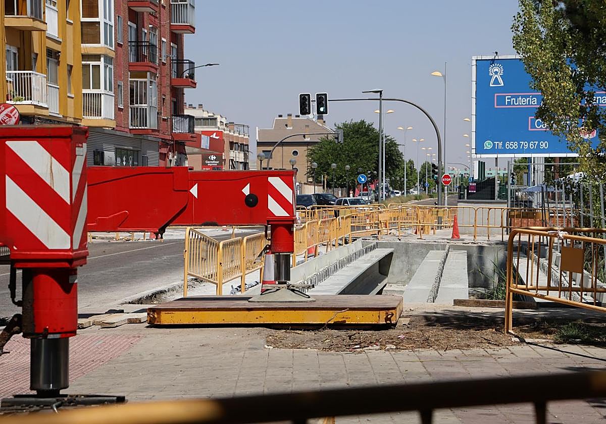 El paseo Juan Carlos I, sobre la Esgueva, cerrado al tráfico.