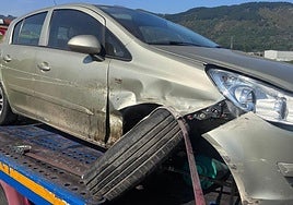Imagen del vehículo, con una de las ruedas arrancada, después de sufrir el accidente cerca de Ponferrada.