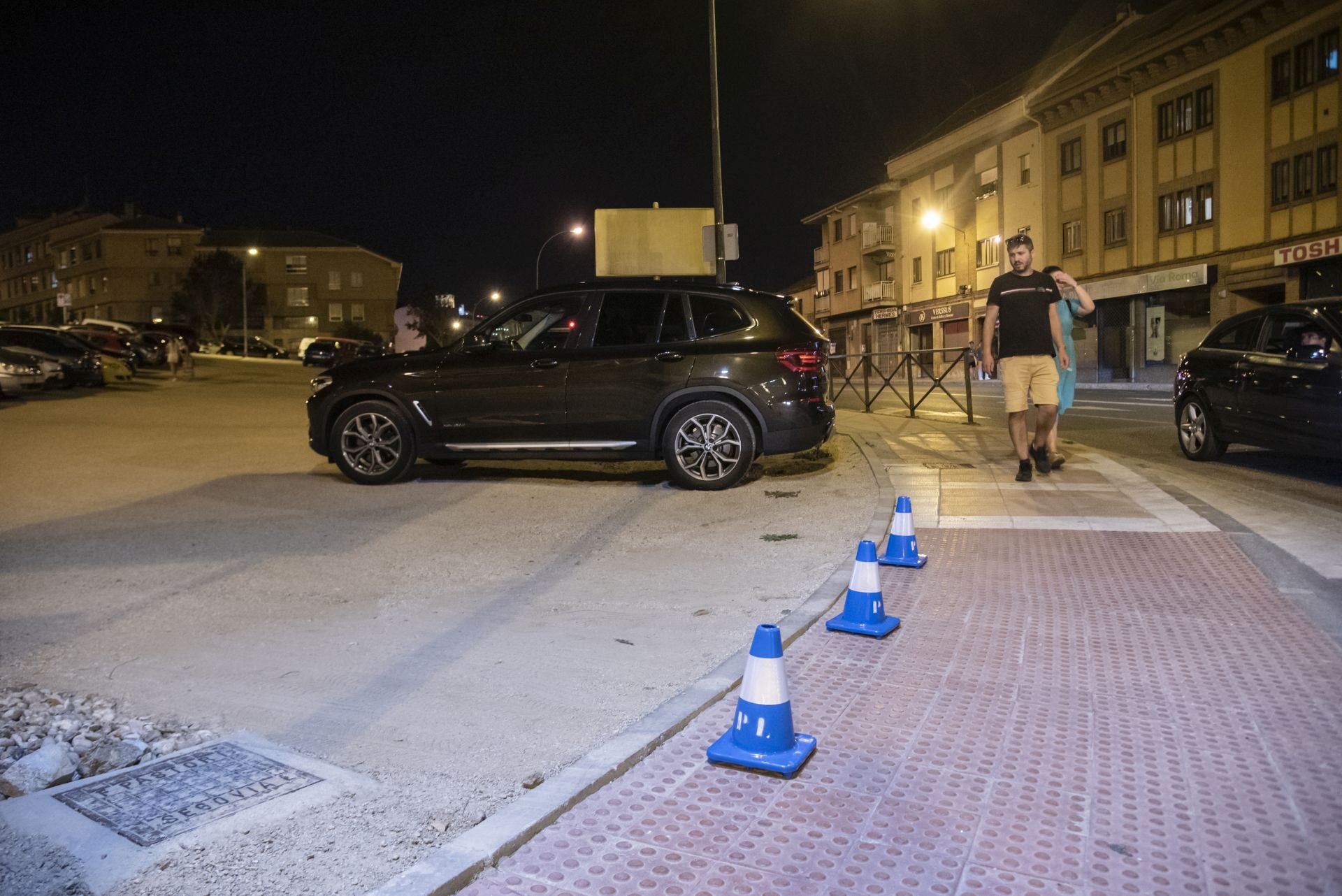 Fotos del aparcamiento espontáneo entre Vía Roma y San Gabriel