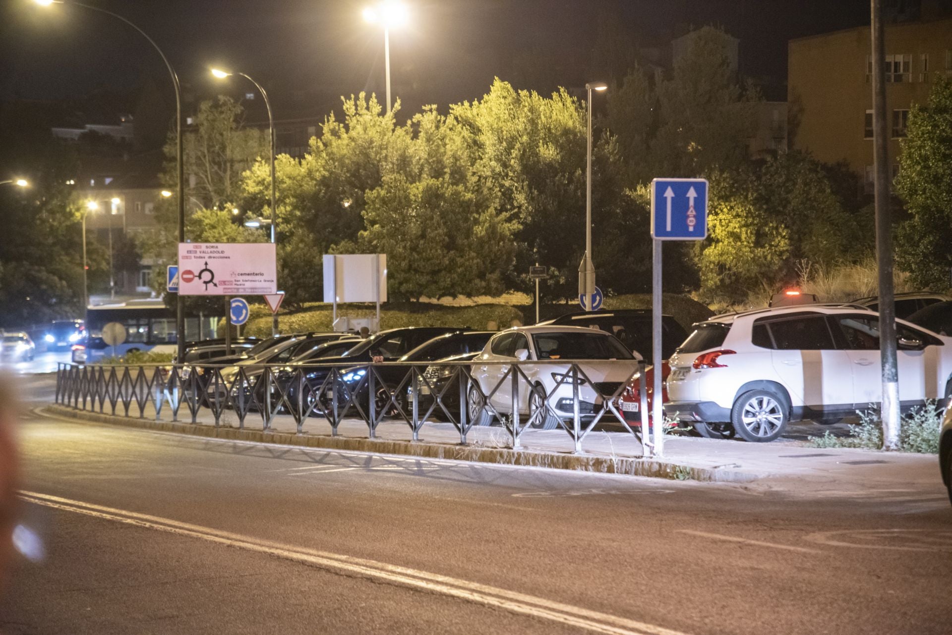 Fotos del aparcamiento espontáneo entre Vía Roma y San Gabriel