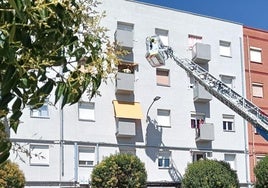 Los bomberos auxilian a una anciana en la calle Embajadores.