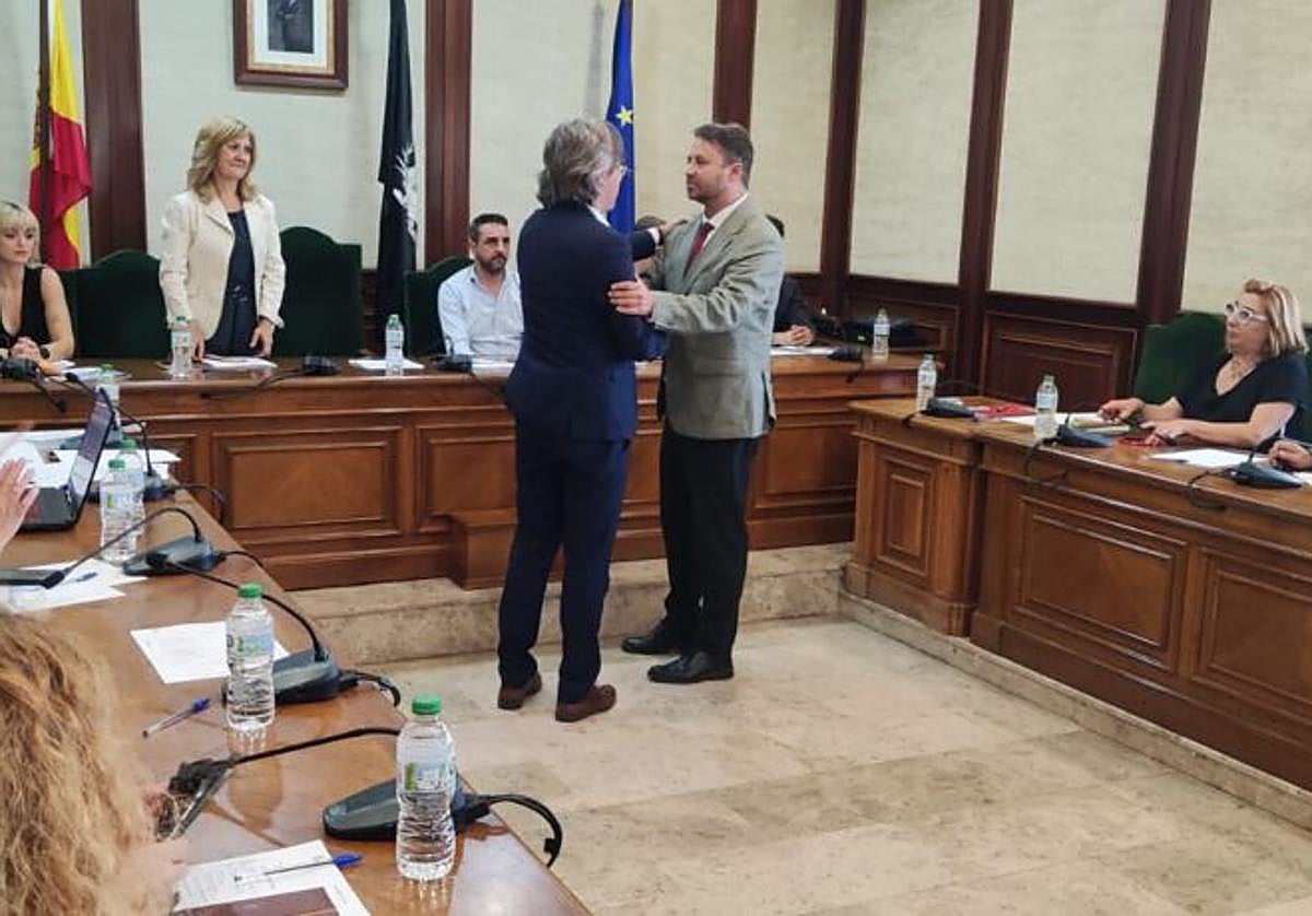Antonio Cámara, a la derecha, tomando posesión como nuevo alcalde de Béjar.