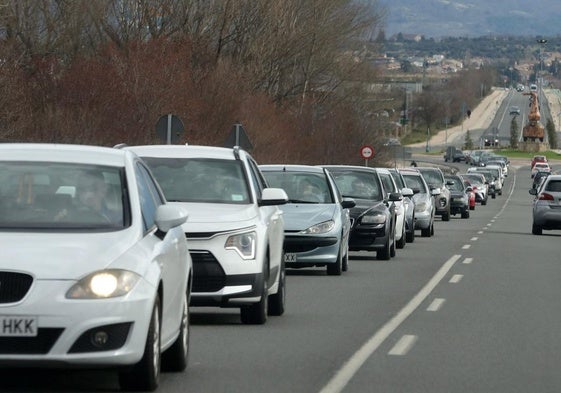 Tráfico denso en la carretera de La Granja, una de las más que más vehículos soportan al día.