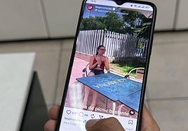 Un usuario utiliza la nueva función de 'repost' de Instagram