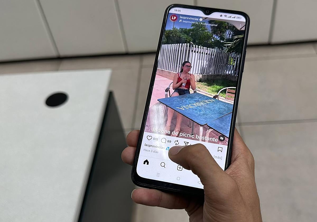 Un usuario utiliza la nueva función de 'repost' de Instagram