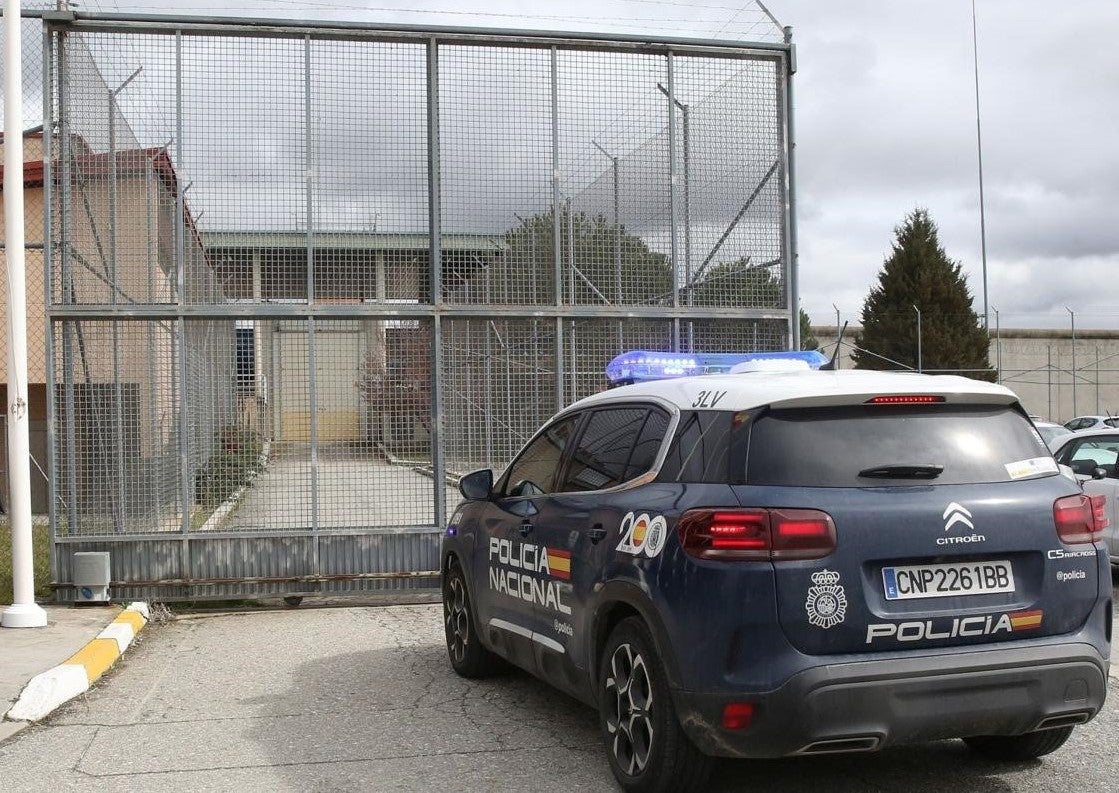 Patrulla de la Policía Nacional, en los accesos a la cárcel de Segovia.