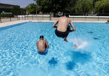 Retienen a un menor en la piscina de Canterac por tocar el culo a una niña