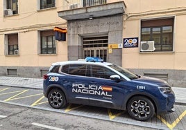 Vehículo de la Policía Nacional junto a la Jefatura Superior.