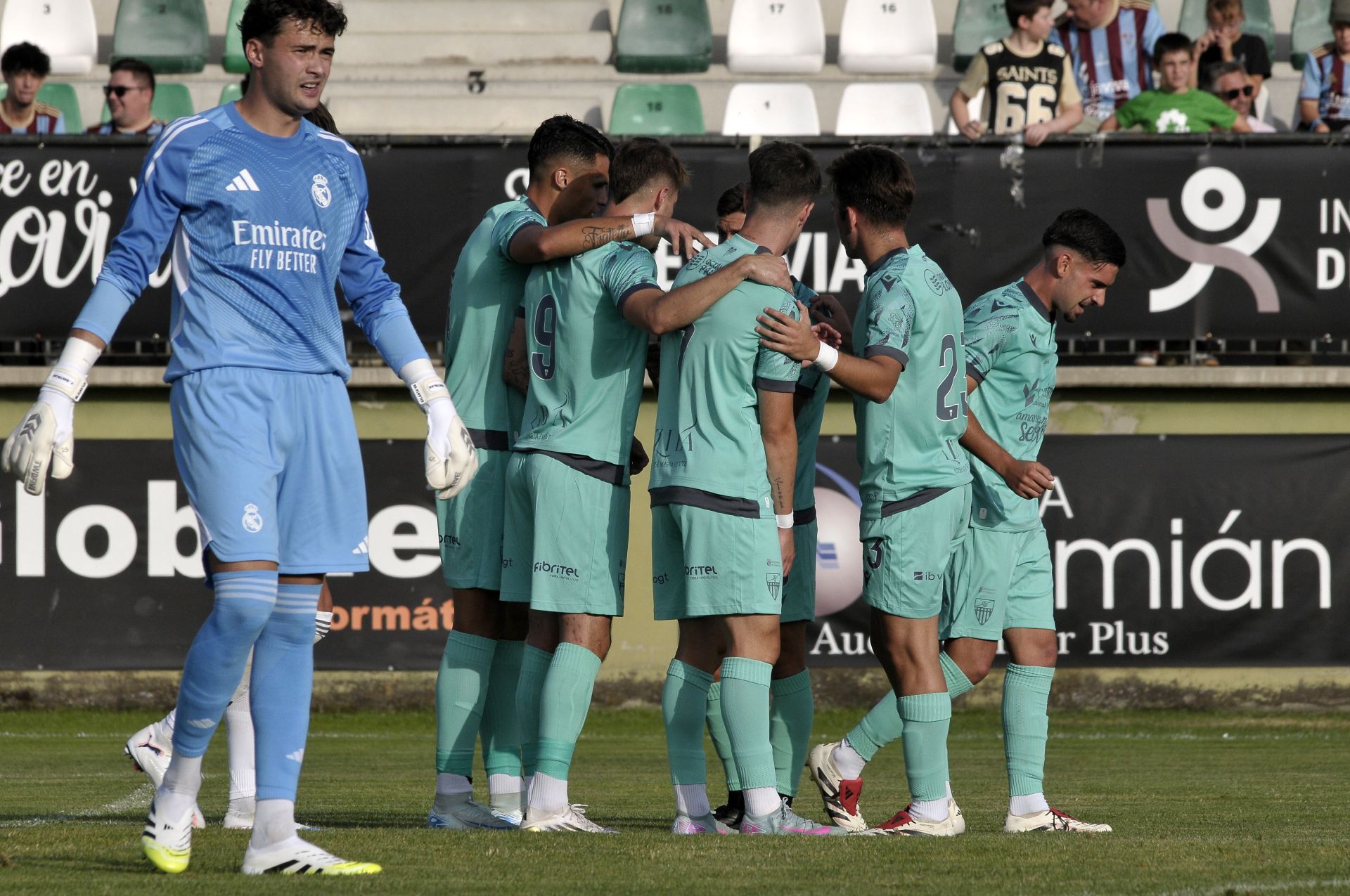 Jugadores de la Segoviana celebran el tanto conseguido ante el Real Madrid C.