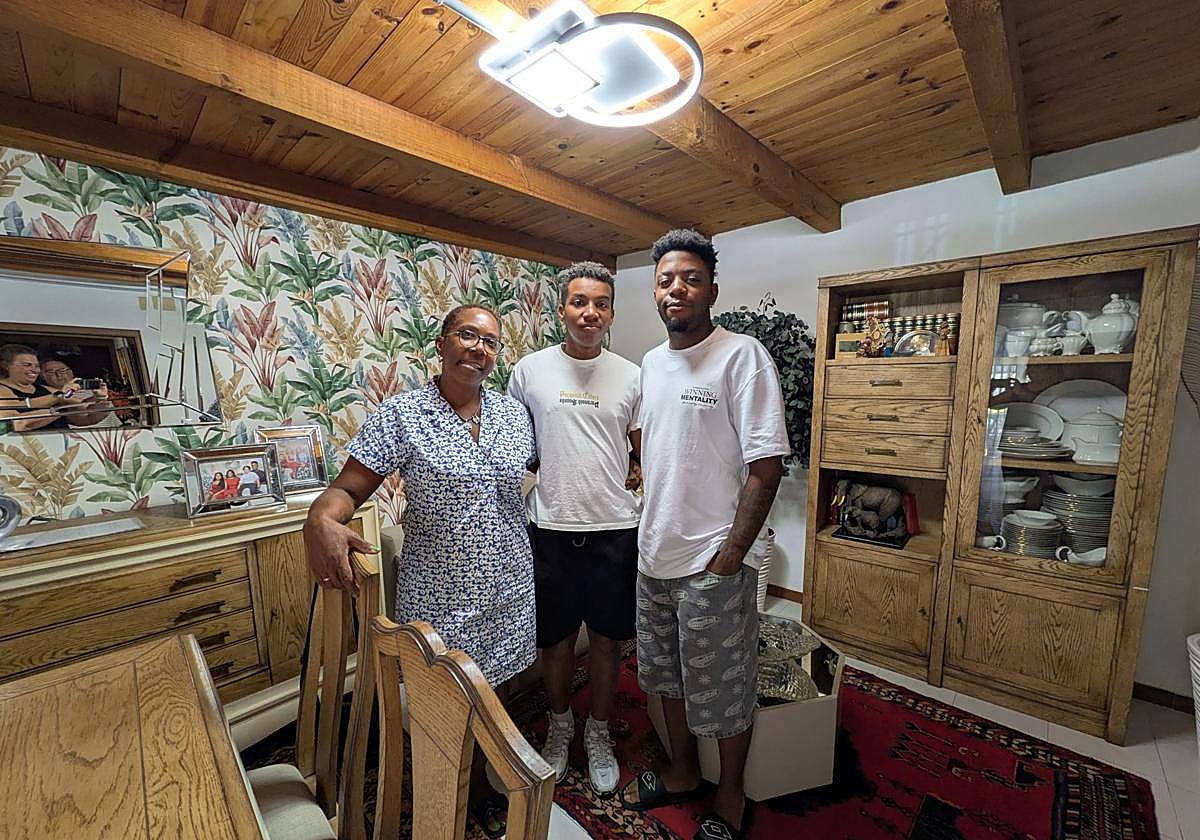 Leonor con su nieto Michael y su hijo Leonardo en el salón de su nueva casa