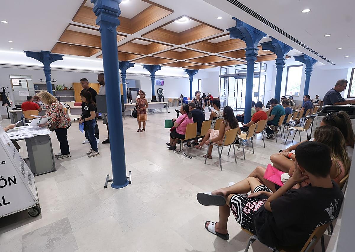 Imagen secundaria 1 - Nueva plaza en el patio, sala de espera del registro y máquinas de aerotermia.