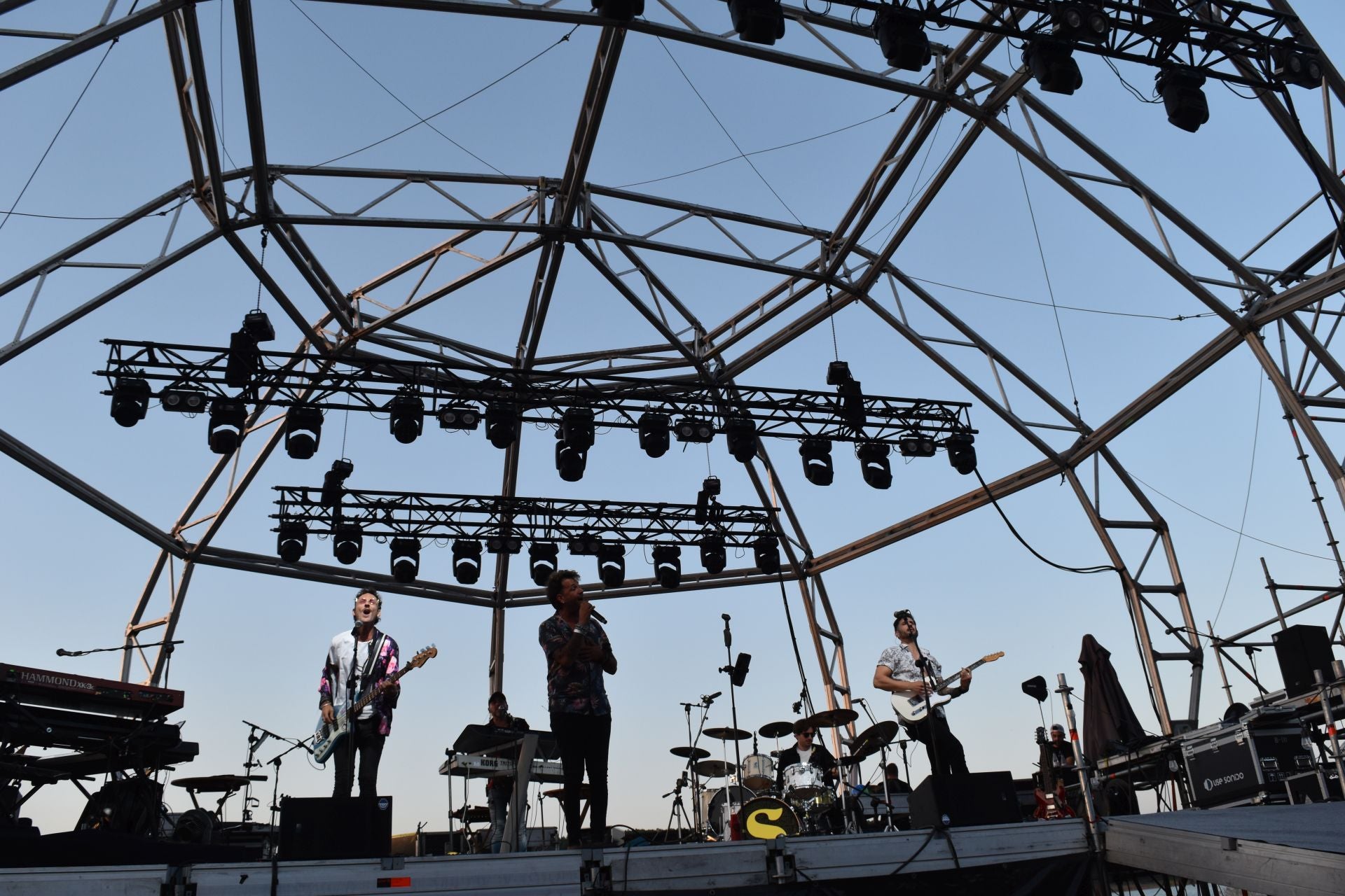 La playa de Aguilar vibra con Los Secretos