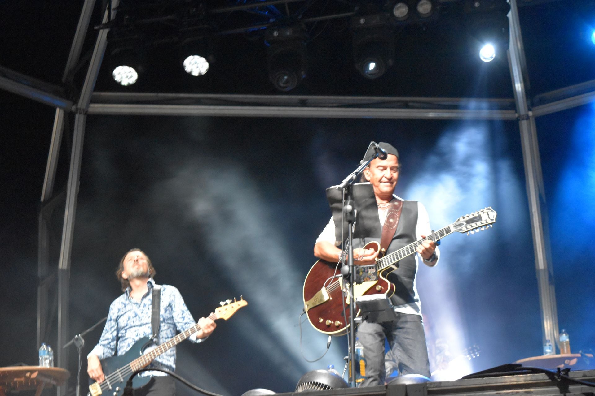 La playa de Aguilar vibra con Los Secretos