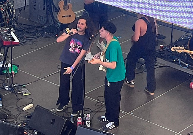 Antonio García, cantante de Arde Bogotá, junto a Sanguijuelas del Guadiana.