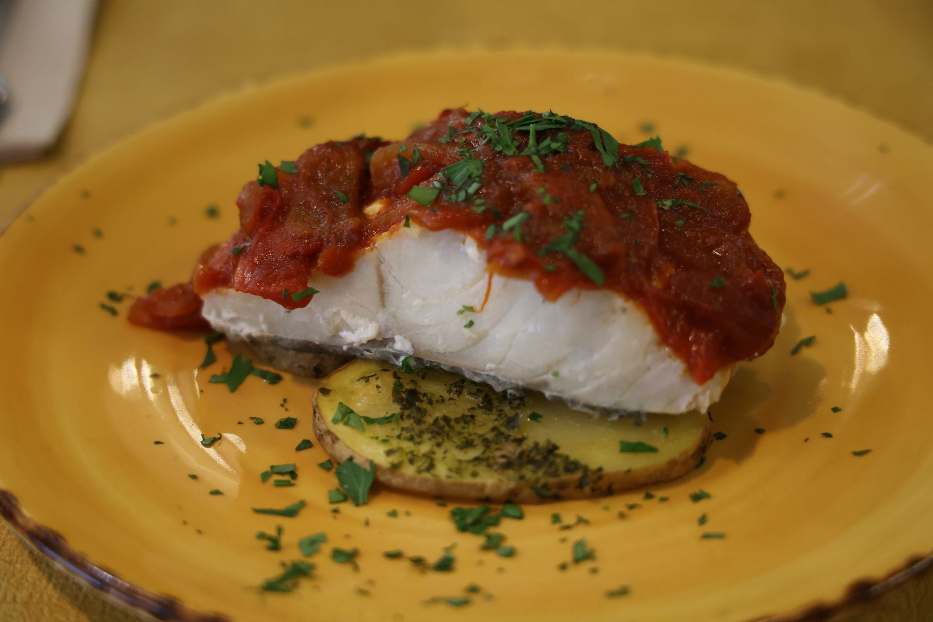 Segundo plato del menú, bacalao a la riojana.