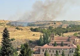 Incendio a las afueras de Segovia, con el monasterio del Parral en primer plano.
