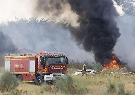 Bomberos del Ayuntamiento de Valladolid actúan en el incendio originado durante la tarde de este viernes en Arca Real.