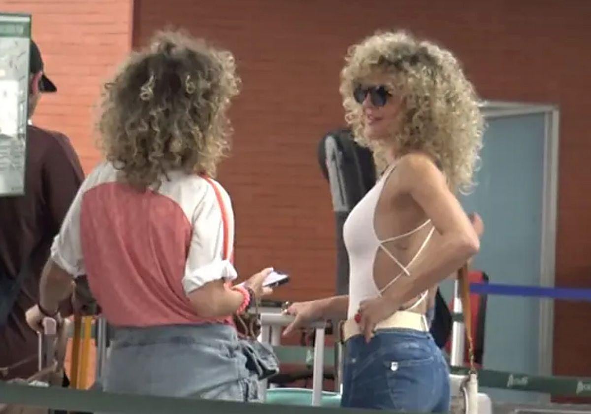 Sheila Casas con una amiga, en la estación del tren.
