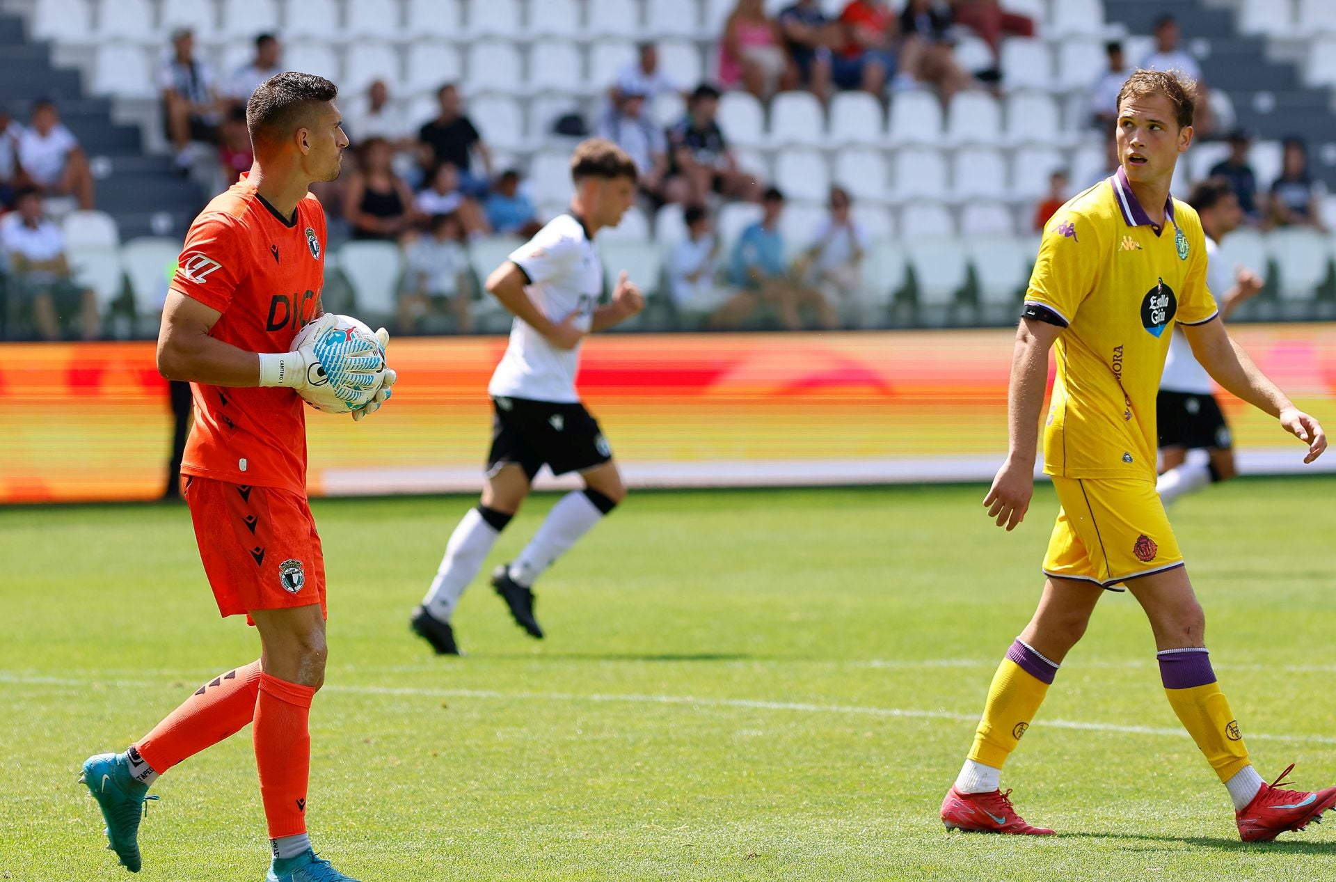 El partido del Real Valladolid contra el Burgos, en imágenes
